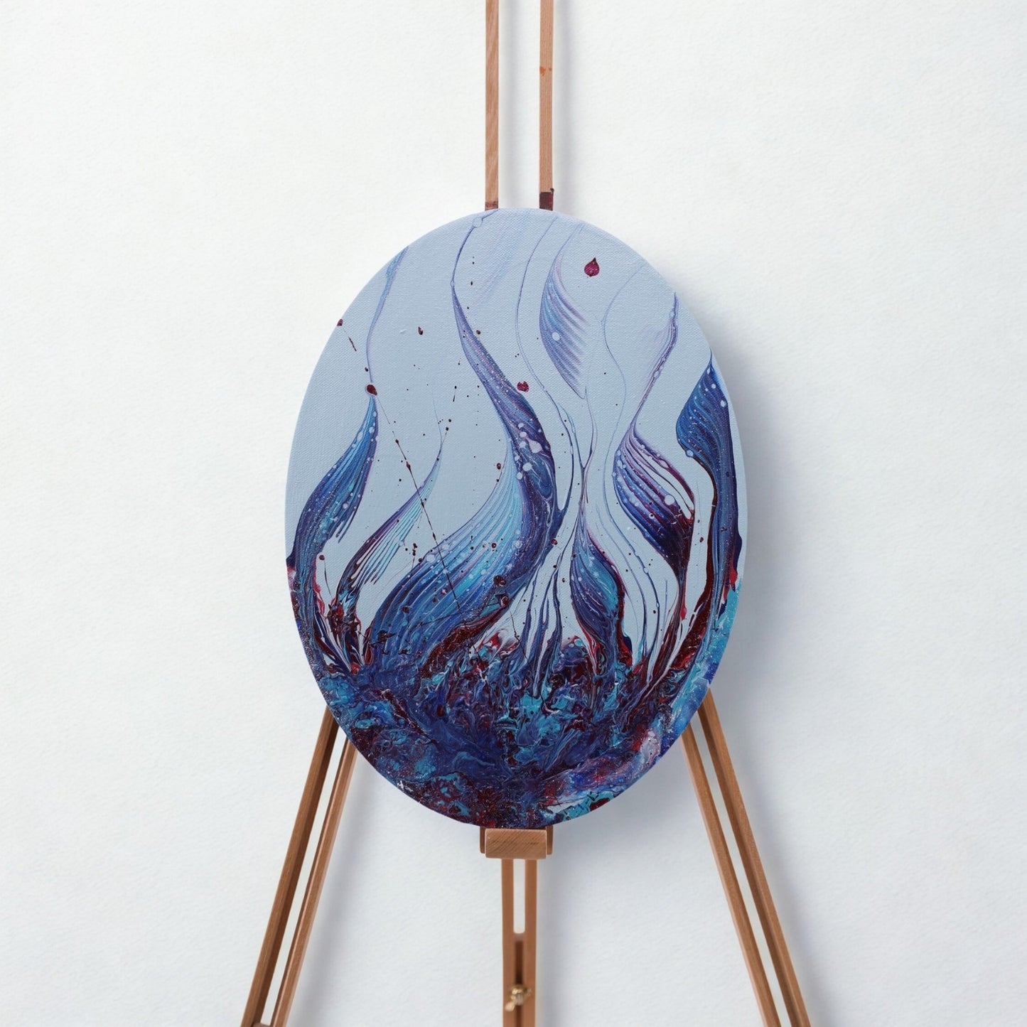 Abstraktes ovales Acrylbild mit blauen und violetten Farben auf einer Staffelei